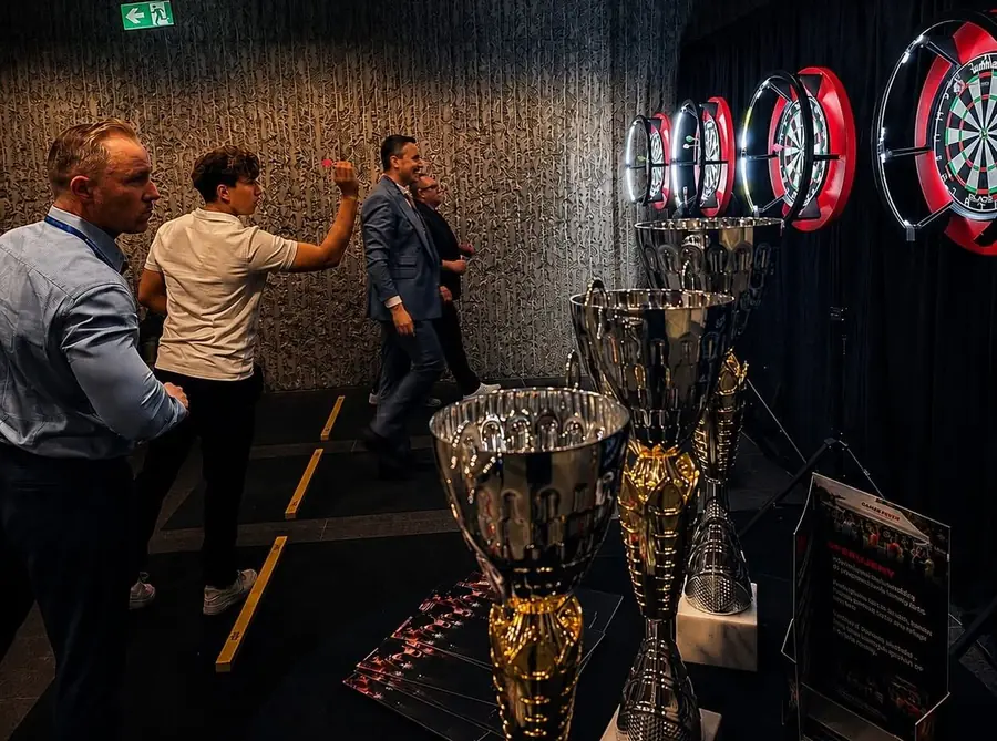 Strefa darta z pucharami i stanowiskami turniejowymi podczas eventu